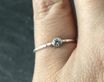 Delicado anillo solitario martillado con piedra preciosa en plata de ley 925 para mujer