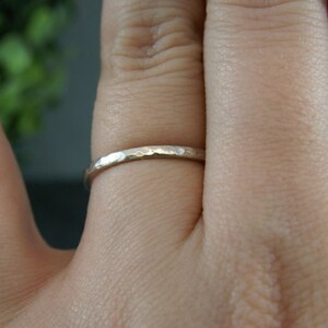 Bague d'empilement martelée en Argent sterling, argent 925, bague fine, jonc, alliance délicate, petite bague, fait au Québec, fiançailles