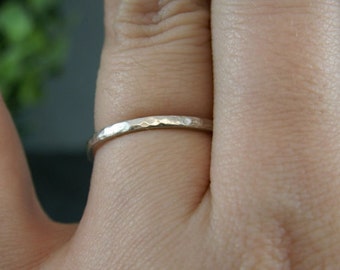 Anillo apilable martillado en plata de ley 925, anillo fino, alianza, delicado anillo de boda, anillo pequeño, hecho en Quebec, anillo de compromiso