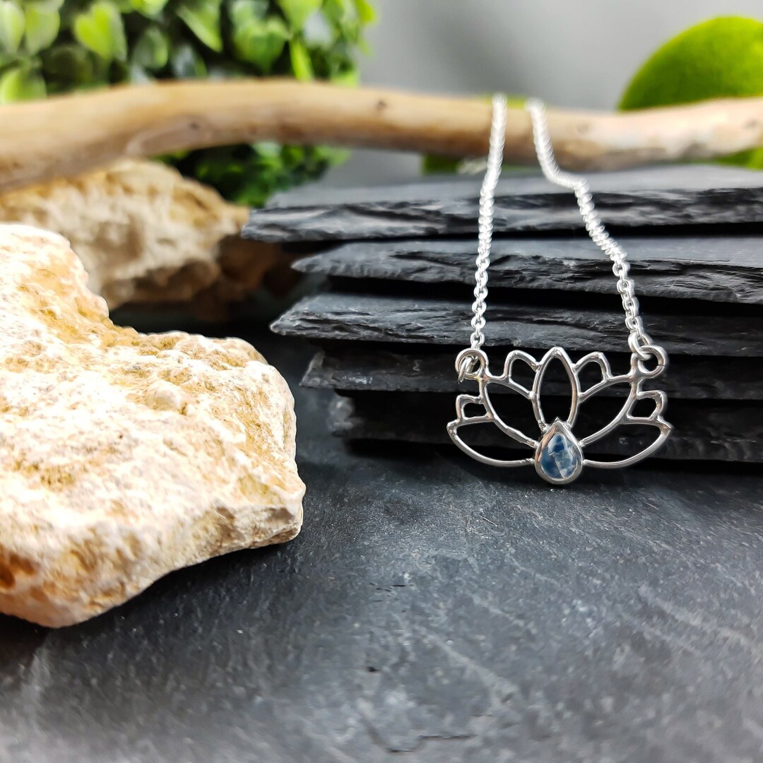 Ciondolo a forma di loto infinito in argento sterling 925. Collana a catena unica. Design meraviglioso. Energia divina. Regalo perfetto. - Italia