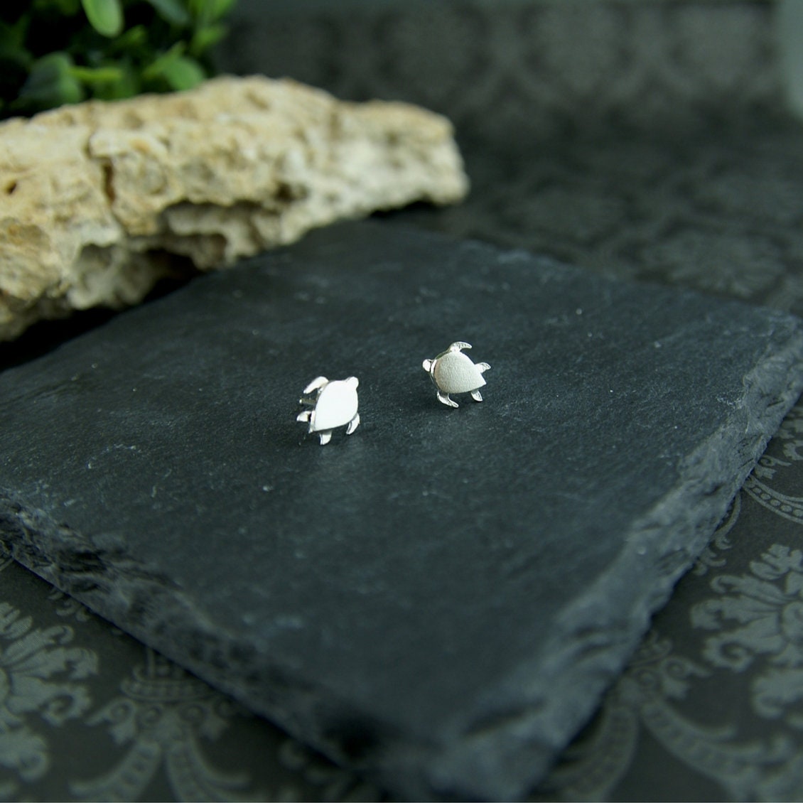Boucles d’oreilles tortue en nacre blanche “EN1141.W”