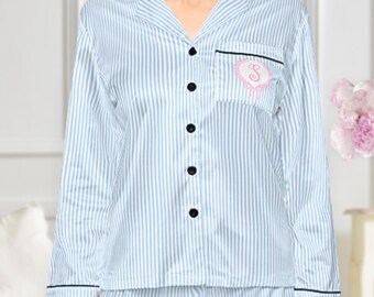 Blauer französischer Landpyjama, personalisierter Pyjama-Set für Frauen, adrette gestreifte Nachtwäsche, Monogramm-Wappen, Küsten-Pj-Set