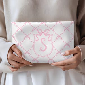 Rosa Coquette Rosetter Tillbehörsväska, Personlig Sminkväska, Coquette Pennväska, Monogramvapen, Grandmillennial Resetillbehör