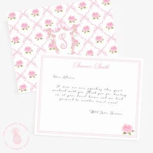 Puede incluir: Un juego de papelería con un diseño floral rosa. La papelería incluye una tarjeta con un mensaje escrito a mano y un sobre a juego. El sobre tiene un patrón de rosas y lazos rosas. La tarjeta está bordeada en rosa y tiene el texto "Summer Smith".