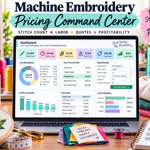 Könnte beinhalten: Ein Laptop-Bildschirm zeigt ein Machine Embroidery Pricing Command Center Dashboard mit Daten zu Stichzahlen, Arbeitsaufwand und Gewinn. Umgeben von einem Sonnenblumen-Stickrahmen, einem Maßband, Garnrollen und einem Notizblock mit dem Text Price It, Stitch It, Sell It, Grow It.