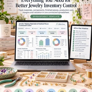 以下が含まれることがあります： OfficeNovaのジュエリー在庫管理スプレッドシートテンプレートを表示するノートパソコンとタブレット。周囲にはビーズ、ゴールドチェーン、金属製の留め具、ペンチなどのジュエリー製作用品が木製のテーブルの上に配置され、下部には様々なアイコンが並んでいる。