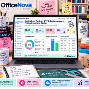 Könnte beinhalten: Ein Laptop, der die Softwareoberfläche des OfficeNova Sublimation, Tumbler, DTF & Custom Apparel Pricing Command Center anzeigt, umgeben von Tassen, Tintenflaschen, einem Notizbuch mit handschriftlichen Notizen und verschiedenen Büroartikeln.