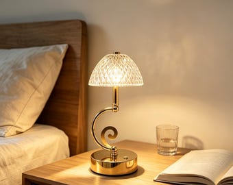 Franse retro gouden tafellamp met krulmotief, lampenkap van diamantgeslepen glas, elegante nachtlamp in retrostijl, decoratieve lamp voor in huis in landelijke stijl.