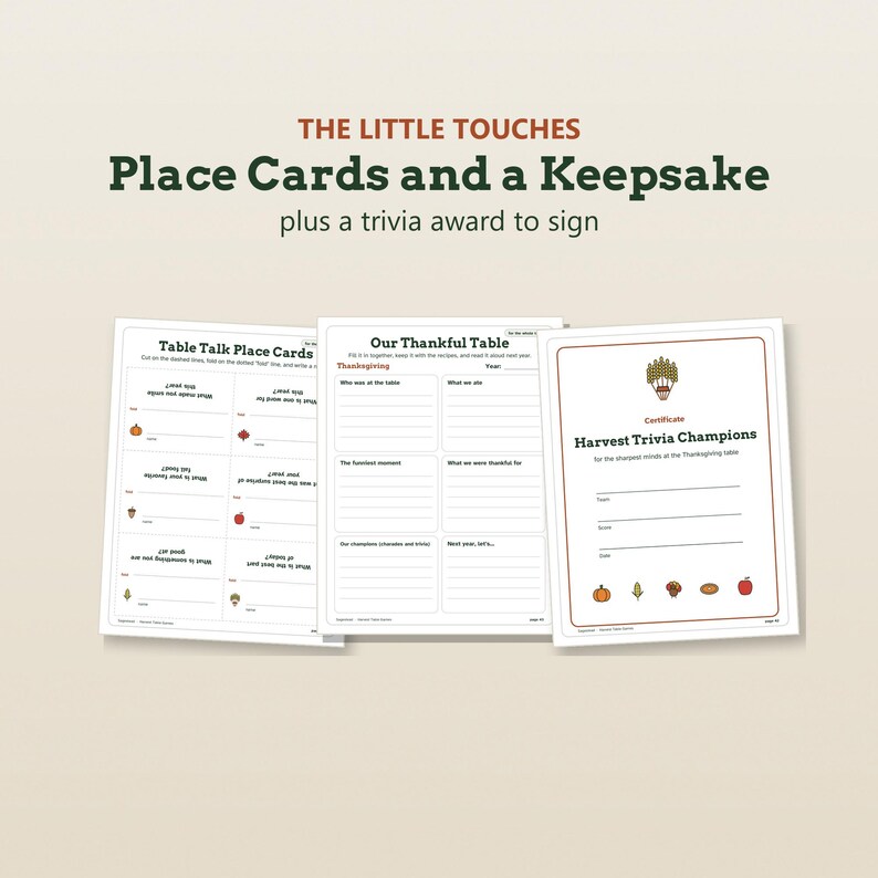 K&ouml;nnte beinhalten: Drei druckbare Bl&auml;tter f&uuml;r Thanksgiving: Tischkarten mit Gespr&auml;chsfragen, ein Our Thankful Table-Formular zum Ausf&uuml;llen und eine Harvest Trivia Champions-Urkunde mit Zeilen f&uuml;r Teamname, Punktzahl und Datum.