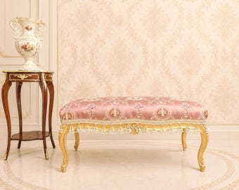 Banquette baroque française, banc capitonné à motifs floraux, fauteuil lounge rose en bois doré