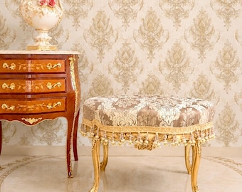Vergoldeter Barock-Ottomane, Polsterung mit floralem Damastmuster, Hocker im französischen Stil (51H x 74,5B x 50T cm)