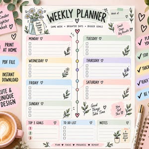 Può includere: Un foglio di pianificazione settimanale con sezioni color pastello per ogni giorno della settimana, un elenco dei 3 obiettivi principali, una lista di cose da fare e una sezione note. Il design include illustrazioni floreali, cuori e il testo Weekly Planner, Same Week Brighter Days Bigger Goals, Good Things Take Time e You Got This.