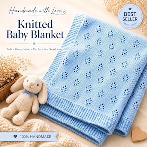 Può includere: Una coperta per neonati lavorata a maglia di colore azzurro con un motivo a occhielli a forma di foglia e un bordo a coste. Il testo sull'immagine recita: Handmade with Love, Knitted Baby Blanket, Soft, Breathable, Perfect for Newborns, BEST SELLER, 100% HANDMADE.