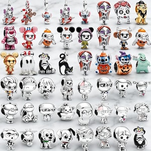 Puede incluir: Una colección de cuarenta y dos dijes de metal plateado con varios personajes de dibujos animados, animales y motivos estacionales. Cada dije incluye una pequeña anilla para colgar, algunos con detalles en esmalte de colores.