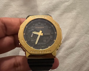 Gepersonaliseerde horloge met gouden rand en zwarte rubberen band – AP-stijl gemodificeerde G-Shock GMA 2100