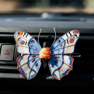 Diffuseur d'air pour voiture en vitrail papillon Buckeye | Désodorisant rechargeable pour voiture | Clip pour grille d'aération | Accessoire auto | Cadeau pour elle