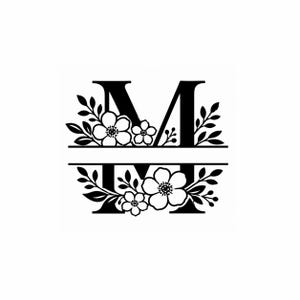 Könnte beinhalten: Ein schwarz-weißes Grafikdesign mit dem Buchstaben M in einer Serifenschrift, der horizontal durch eine leere Linie geteilt ist. Der Buchstabe ist mit floralen Elementen verziert, darunter detaillierte Blüten und Blattzweige oben und unten.