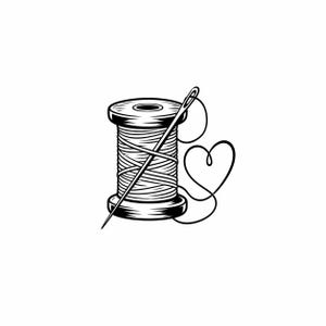 Può includere: Un'illustrazione in bianco e nero a tratto di un rocchetto di filo con un ago da cucito posizionato diagonalmente sopra di esso. Il filo si estende dal rocchetto, formando un distinto contorno a forma di cuore a destra dell'oggetto.