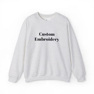 Sweat-shirt à col rond brodé personnalisé | Monogramme personnalisé, Pull