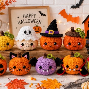 Könnte beinhalten: Eine Sammlung von neun kleinen, runden, gehäkelten Halloween-Figuren, darunter Kürbisse, ein Geist, eine Katze, eine Fledermaus, ein Vampir und ein Pilz, alle mit gestickten Gesichtern mit schwarzen Augen und rosa Wangen auf Holz.