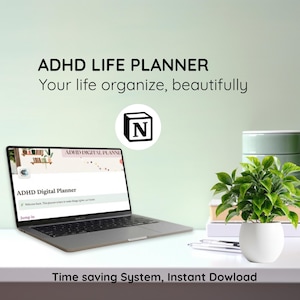 Op de afbeelding: Een digitale ADHD-levensplanner op een laptopscherm met de tekst ADHD LIFE PLANNER, Your life organize, beautifully, en Time saving System, Instant Dowload. Een Notion-logo en een kleine groene plant in een witte pot zijn zichtbaar.