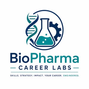 Könnte beinhalten: Ein kreisförmiges Logo mit einer dunkelblauen und türkisfarbenen DNA-Helix, einem Laborkolben und einem Zahnrad. Unter dem Symbol steht der Text BioPharma CAREER LABS, gefolgt von dem Slogan SKILLS. STRATEGY. IMPACT. YOUR CAREER. ENGINEERED.