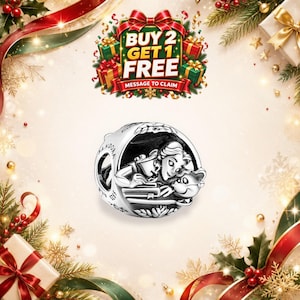 Può includere: Un charm in argento con un rilievo dettagliato di un personaggio che legge un libro insieme a un piccolo animale. Il lato del charm è inciso con la parola PANDORA e il marchio S925, che indica la realizzazione in argento sterling.