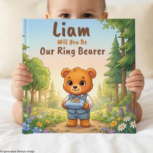 以下が含まれることがあります： Liam Will You Be Our Ring Bearerというタイトルのハードカバー本。青いベストと蝶ネクタイを身につけ、2つの金の指輪が乗った青いクッションを持つ茶色のクマのキャラクターが描かれている。背景には、色とりどりの野花が咲く森の小道が描かれている。