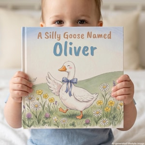 Peut inclure: Un livre pour enfants à couverture rigide intitulé A Silly Goose Named Oliver. La couverture présente une illustration d'une oie blanche avec un nœud bleu, marchant dans un champ de marguerites, de boutons d'or et de trèfles sous un ciel bleu.