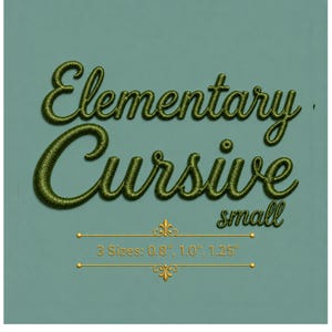 Op de afbeelding: De tekst Elementary Cursive small wordt weergegeven in een donkergroen geborduurd lettertype. Onder de tekst staan twee horizontale gouden lijnen met decoratieve krullen, samen met de tekst 3 Sizes: 2,03 cm, 2,54 cm, 3,18 cm in goud.