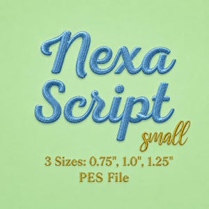 Może przedstawiać: Plik z wzorem haftu zawierający niebieski napis Nexa Script oraz złoty napis small. Poniżej złotymi literami widnieje tekst 3 Sizes: 1.9 cm, 2.5 cm, 3.2 cm oraz PES File. Wzór został przedstawiony na jednolitym jasnym zielonym tle.