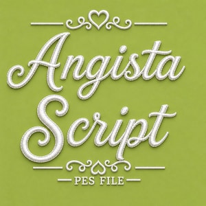 Może przedstawiać: Cyfrowy wzór haftu przedstawiający biały napis Angista Script wykonany kursywą o fakturze ściegu. Projekt zawiera ozdobne serca i zawijasy nad i pod tekstem, a na dole znajduje się napis PES FILE na jednolitym zielonym tle.