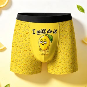 Op de afbeelding: Gele boxershort met een zwarte tailleband en een all-over patroon van citroenschijfjes. Het middenpaneel toont een cartooncitroen met een vermoeide uitdrukking en de tekst I will do it in het zwart boven het figuurtje gedrukt.