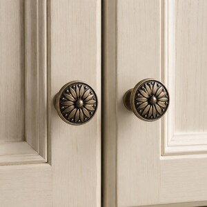 Solid Brass Floral Drawer Knob, Retro Bronze Cabinet Pull, Unique Flower Furniture Handle, Decorative Hardware for Dresser, Wardrobe
