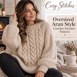 Op de afbeelding: Een oversized beige gehaakte trui met een opvallend centraal kabelpatroon, geribbelde boorden en een ronde hals. De tekst op de afbeelding luidt Cozy Stitches, Handmade for a Happier Home, Oversized Aran Style Crochet Sweater Pattern.