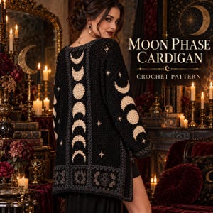 Könnte beinhalten: Eine schwarze Häkelstrickjacke mit einer vertikalen Reihe cremefarbener Mondphasen auf dem Rücken und den Ärmeln sowie kleinen Sternmotiven. Der Text auf dem Bild lautet MOON PHASE CARDIGAN CROCHET PATTERN.
