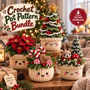 Könnte beinhalten: Ein Häkel-Topf-Muster-Set mit vier dekorativen Objekten: ein Weihnachtsbaum, ein Weihnachtsstern, eine Zuckerstangen-Anordnung und ein Rentier mit Baum. Jeder Topf hat ein lächelndes Gesicht. Text: Crochet Pot Pattern Bundle und Instant Download.
