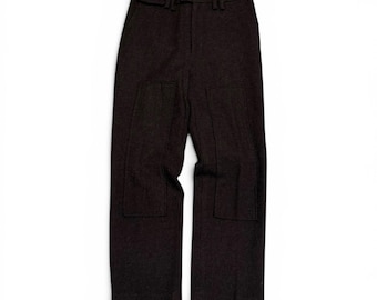 Joven con pasamontañas, cirugía plástica, pantalones de lana marrones (M)