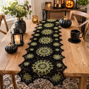 Peut inclure: Un long chemin de table rectangulaire en crochet présentant un motif répétitif de grands et petits cercles en fil noir et vert lime. Le design complexe en forme de toile crée un bord festonné sur toute la longueur du chemin de table.