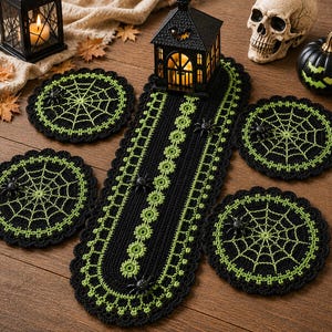 Peut inclure: Un chemin de table et quatre dessous de verre circulaires assortis en crochet noir et vert citron. Chaque pièce présente un motif de toile d'araignée avec des bords festonnés. De petites araignées en plastique noir sont fixées dessus.