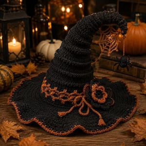 Peut inclure: Un chapeau de sorcière en crochet noir avec une bordure décorative orange à la base, une grande fleur en crochet et une toile d'araignée en crochet suspendue avec une petite araignée noire au sommet pointu et courbé du chapeau.