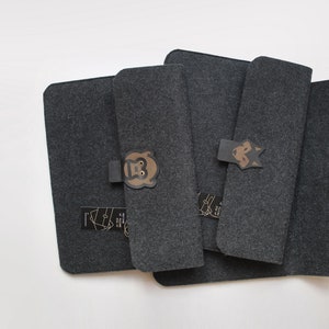 FELT CASE 14″ classic and monkey or husky head clasp made from recycled leather.