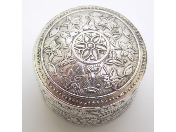 Round Pill Box in Solid 800 Silver, Italy, Embossed Floral Motif, Vintage 1980s/1990s Candy Dish, Handmade, Usable, 21g
