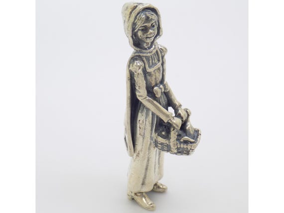Rare Little Red Riding Hood Figurine in a Solid Silver Basket, Arezzo Patented Model, Vintage 1970s-1980s, Tuscan Goldsmithing, Sculpture, Fairy Tale, 36.6g