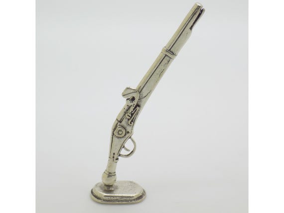 Figurine of a Rifle on a Pedestal, Solid Silver 800, Vintage Weapon Sculpture, 1970s-1980s, Italian Silversmithing, H7.6cm, 12.6g