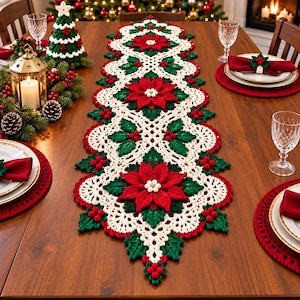 Può includere: Un lungo runner da tavola rettangolare all'uncinetto con un motivo ripetuto di fiori di poinsettia rossi, foglie di agrifoglio verdi e piccole bacche rosse, bordato da un intricato pizzo color crema con bordi smerlati.