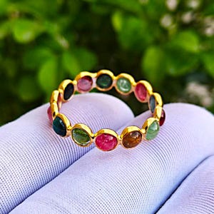 Anello eternity con tormalina multicolore, in argento sterling placcato oro, gioiello con pietre preziose realizzato a mano.
