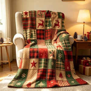 Può includere: Una coperta patchwork con un tema natalizio festivo a quadrati rossi, verdi e crema. Il motivo include stampe di renne, alberi di Natale, stelle, fiocchi di neve, agrifoglio e campane, combinati con disegni a quadri e a pois.