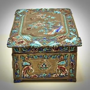 Caja de baratijas de pitillera cloisonné repousse de bronce de exportación china antigua