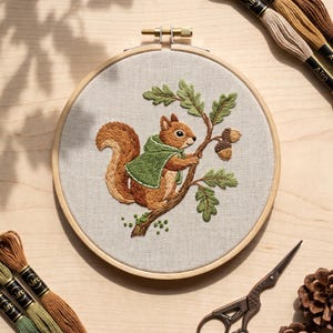 Nyckfullt handbroderikit med ekorre, skogsdjur med ekgren